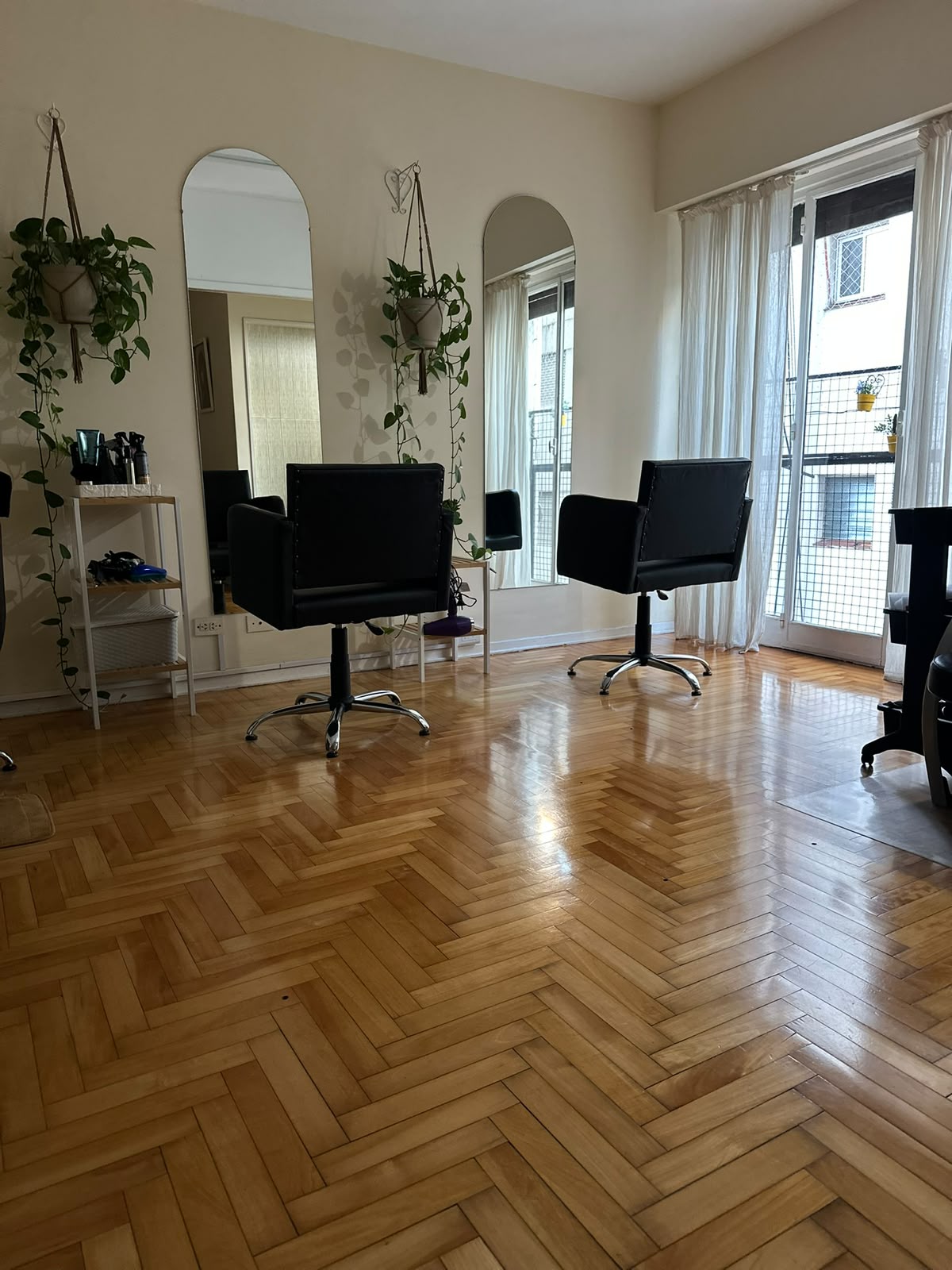 Salón general con piso de espiga y ventanal